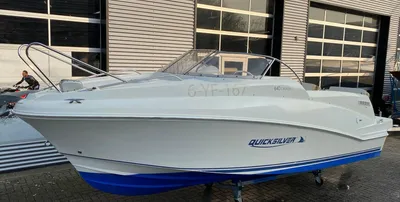 motorboot bij loods