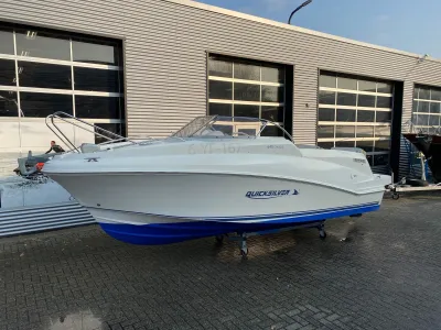 motorboot op trailer voor bedrijfshal
