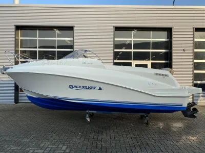 motorboot bij bedrijfshal