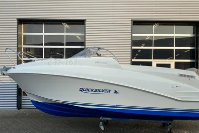 wit motorboot op trailer voor bedrijfspand