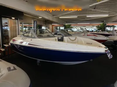 bowrider in binnen showroom