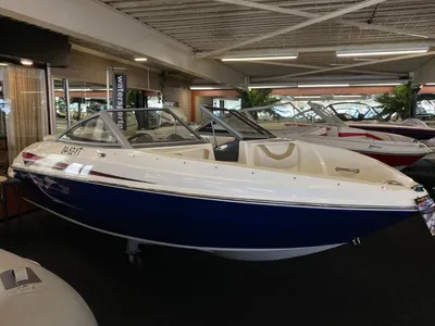 bowrider in binnen showroom