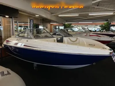 bowrider in binnen showroom