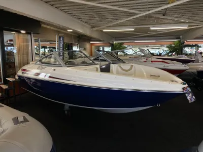 boot in showroom met blauw-witte romp