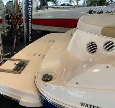 Achterdek en zwemtrap van boot in showroom