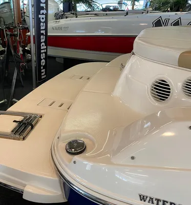 zwemplatform en boeg van boot in showroom