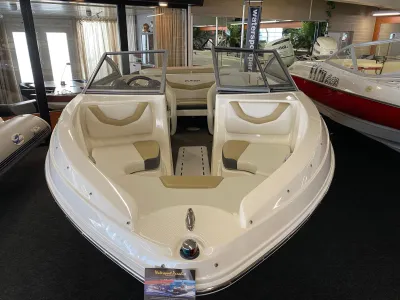 vooraanzicht motorboot in binnenshowroom