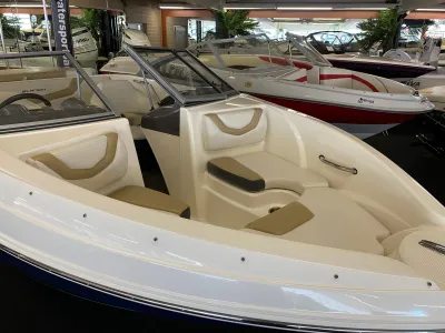 voordek en zitgedeelte van open boot in showroom