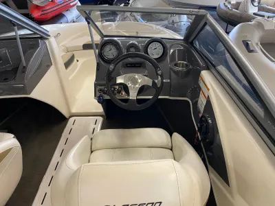 cockpit en stuurconsole van boot