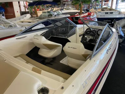 interieur van speedboot in showroom