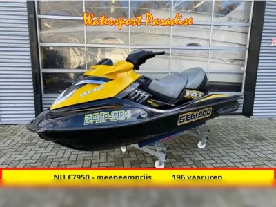 gele en zwarte waterscooter op verrijdbare bok