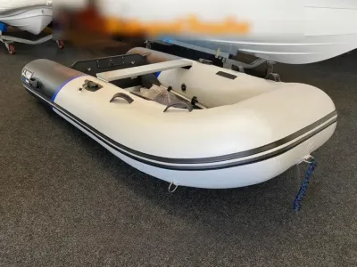 opblaasbare boot in showroom