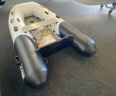 opblaasbare boot op vloer binnen