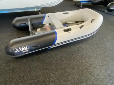 opblaasbare rubberboot in binnenruimte