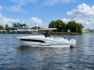motorboot op water bij kade