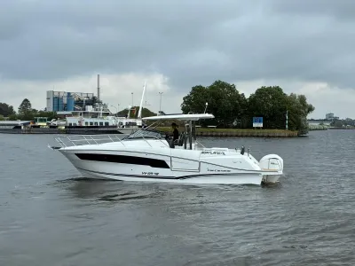 witte boot op het water, zijaanzicht