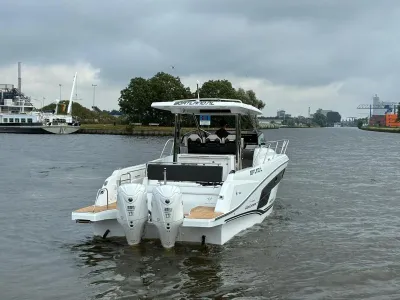 wit motorjacht op water met bewolkte lucht