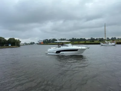 motorboot op kanaal bij bewolkte lucht