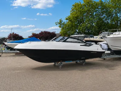 Wit-zwarte bowrider op trailer in opslag
