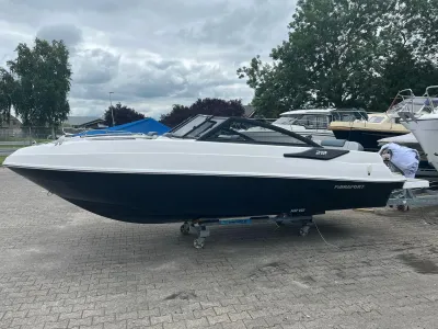 bowrider op trailer in opslag