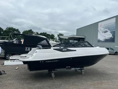 wit-zwarte bowrider op kade bij showroom