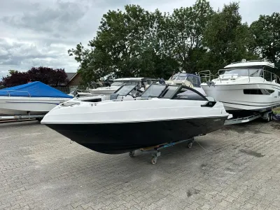 bowrider op trailer bij jachthaven