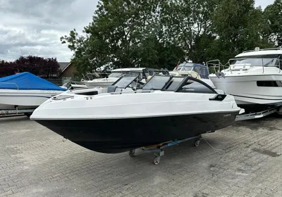 wit-zwarte boot op trailer bij jachthaven