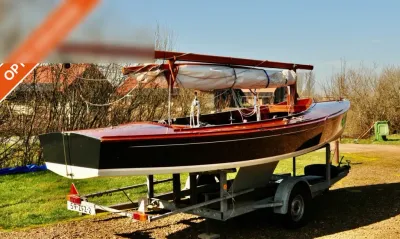 zeilboot op trailer op verkoopterrein