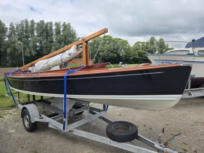 houten zeilboot op trailer op opslagterrein