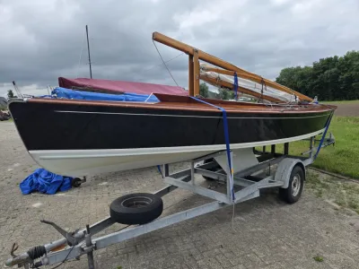 zeilboot op trailer op verkoopterrein