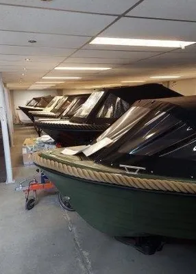 meerdere sloepen in binnenopslag