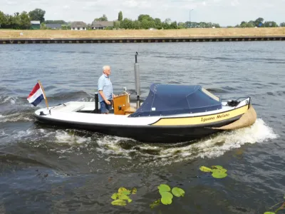 kleine motorboot met opvarende man