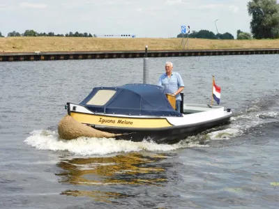 kleine sleepboot op water met bemanning