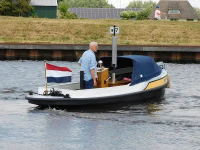 kleine motorboot met persoon op kanaal