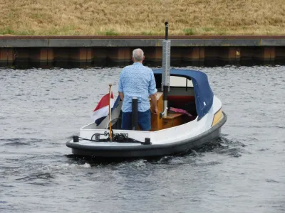 kleine boot met persoon op het water