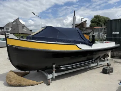werkboot op trailer op werf