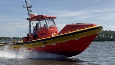 rode reddingsboot op het water
