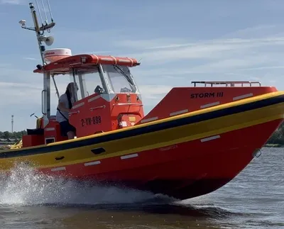 rode reddingsboot op het water