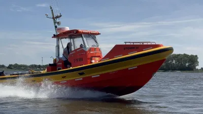 rode reddingsboot op het water