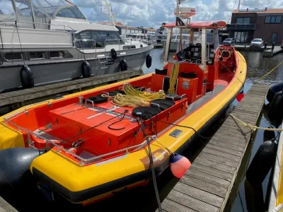 oranje-gele reddingsboot in jachthaven
