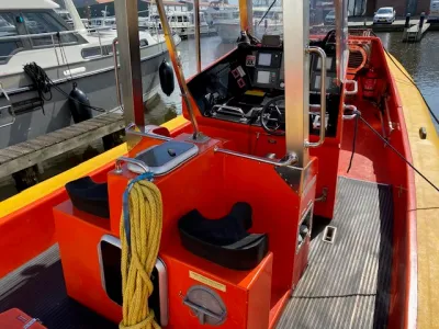 interieur van oranje reddingsboot aan steiger