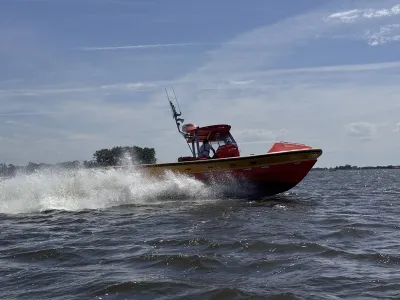 rode reddingswerkboot op open water