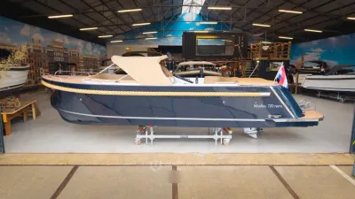 sloep in showroom zijaanzicht