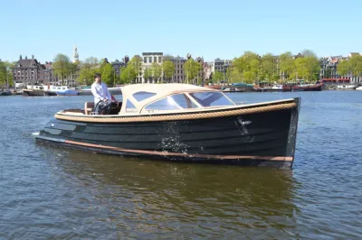 open tender op het water met stadsachtergrond