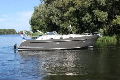 motorjacht op rustig water