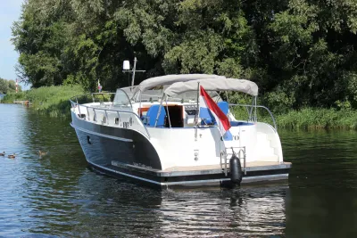 motorjacht achteraanzicht in rustig water