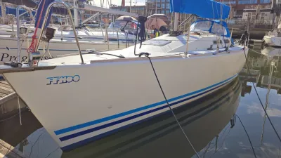 zeiljacht afgemeerd in een jachthaven