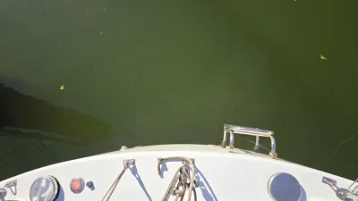 boeg van boot vanaf boven op groen water