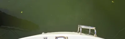 bovenaanzicht van boeg en water