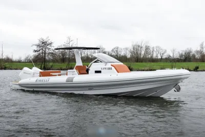 witte ribboot op rustig water